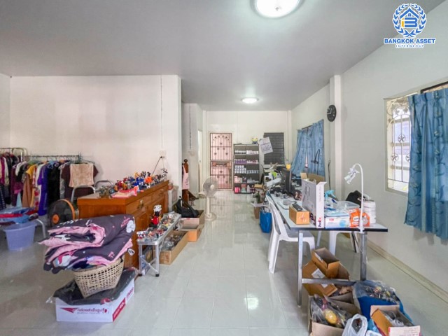 *****บ้านแฝดมือสองชั้นเดียว ย่านนนทบุรี ม.อุดมทรัพย์ บางศรีเมือง บนเนื้อที่ 31.6 ตร.ว. มาพร้อมฟังก์ชัน 3 ห้องนอน 2 ห้องน้ำ จอดรถ 1 คัน แถมฟรี เครื่องปรับอากาศ 1 เครื่อง บนทำเลศักยภาพ เชื่อมต่อถนนหลายเส้นทาง ใกล้จุดขึ้นทางด่วนฉลองรัช